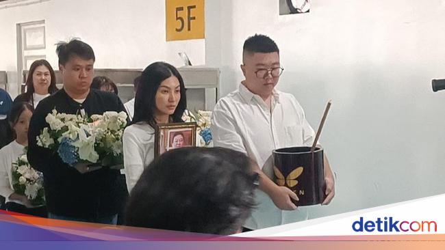 Ketegaran Sarwendah Antar Jenazah Ayah Dikremasi Hari Ini