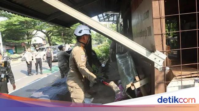 Satpol PP Bongkar 79 Bangunan hingga PKL Liar di Jl Juanda Depok