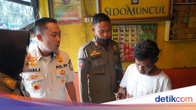 Satpol PP Razia Warung Jamu di Ciawi Bogor, 657 Botol Miras Disita