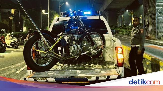 Polisi Selidiki Kasus Kecelakaan Maut Motor Vs Mobil di Jaksel