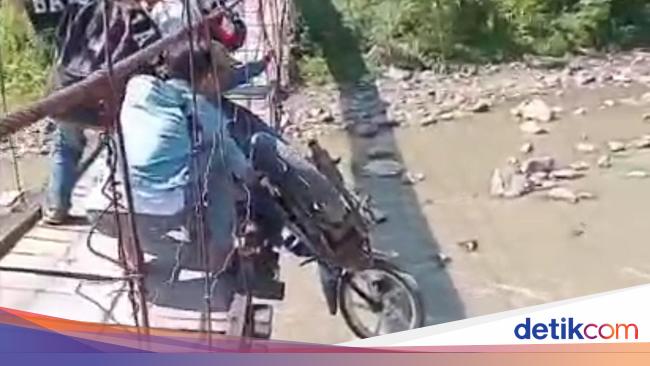 Pemotor Nyaris Terjun ke Sungai Saat Lewati Jembatan Gantung di Lebak