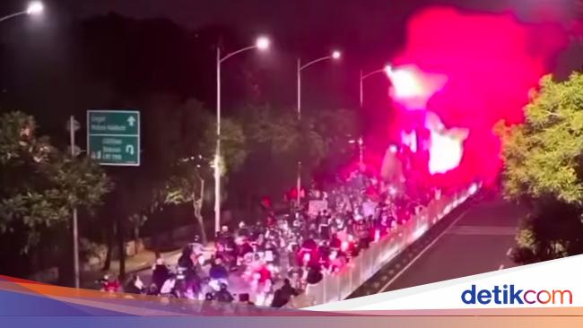 Viral Konvoi Pemotor Bakar Flare-Petasan di Jalan Taman Mini Jaktim