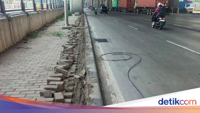 Bisa-bisanya Maling di Koja Bongkar Trotoar demi Curi Kabel Lampu Jalan