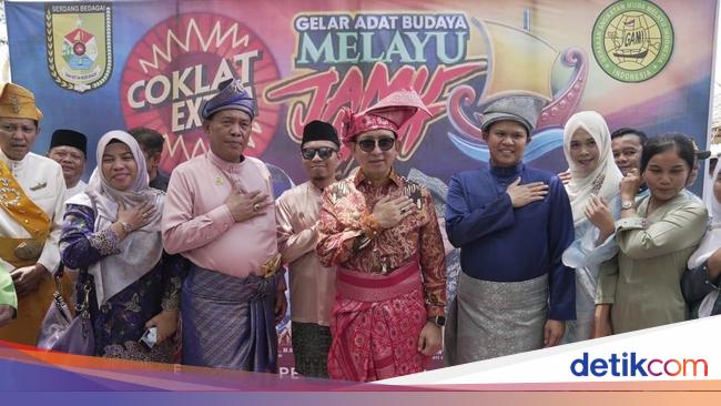 Hadiri Upacara Jamu Laut, Menbud Ajak Masyarakat Lestarikan Budaya Melayu