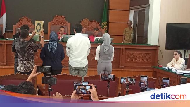 Nikita Mirzani Geleng-geleng dan Emosional Tanggapi Kesaksian Reza Gladys
