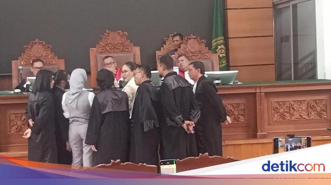 Momen Nikita Mirzani Cekcok dengan Reza Gladys di Ruang Sidang