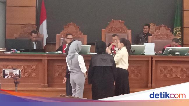 Nikita Mirzani Bawa Bukti Produk Reza Gladys Tak Terdaftar BPOM ke Sidang
