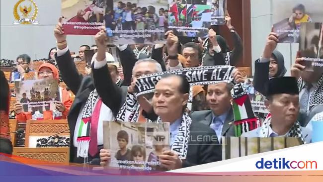 Momen Anggota DPR Ramai-ramai Angkat Poster Dukung Palestina saat Paripurna