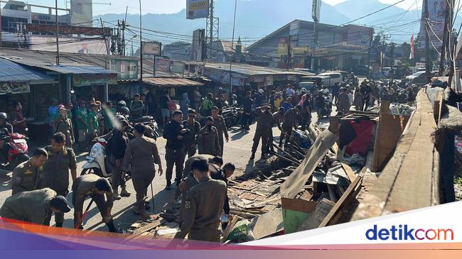 Penertiban PKL di Kawasan Puncak, Satpol PP Bongkar Puluhan Lapak