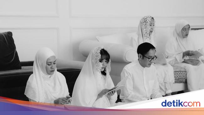 Aldi Bragi dan Ikke Nurjanah Mengapit Anak di Pengajian Jelang Nikah