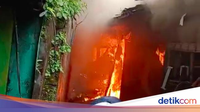 Warung di Jatinegara Kebakaran Akibat Gas Bocor, 2 Orang Terluka