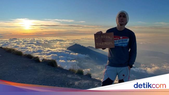 Chef Juna Rayakan Ultah ke-50 dengan Mendaki Gunung Agung Bareng Citra Anidya