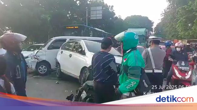 Pemicu Tabrakan Beruntun Belasan Kendaraan di Jaktim: Truk Kontainer Rem Blong