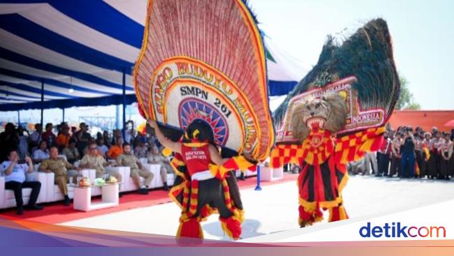 Reog Ponorogo SMPN 261 Binaan Polres Priok Tampil di Pesta Laut Nadran