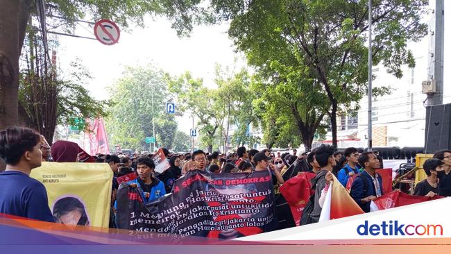 Massa Gelar Aksi Dukung Hakim Vonis Penjara Hasto di PN Jakpus