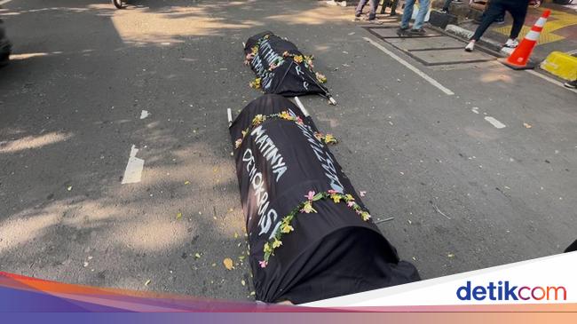 Pendukung Hasto Demo di PN Jakpus Jelang Vonis, Ada yang Bawa Keranda