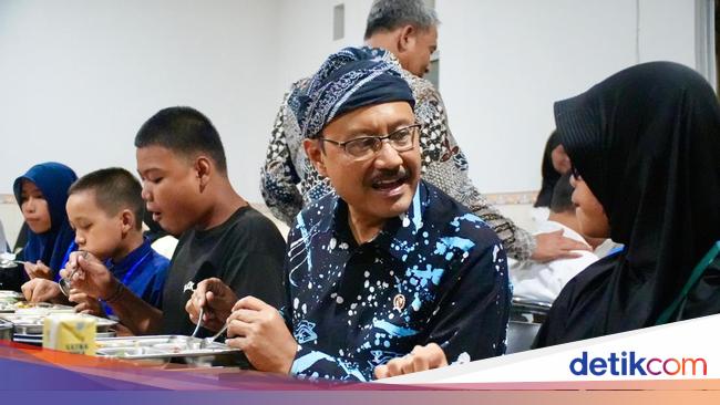 Makan Malam Bersama di Sekolah Rakyat, Gus Ipul Dengarkan Kisah Haru Siswa