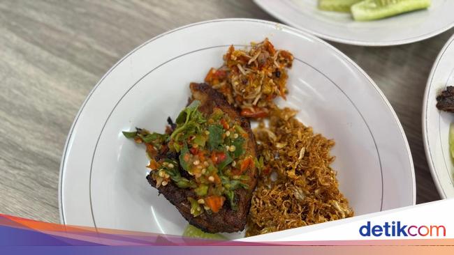 Sambal Penyetan by Melaney Ricardo: Huahh! Tersambar Pedasnya Ayam Bakar Sambal Teri Medan