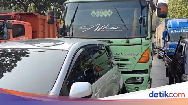 Horor Truk Rem Blong Pagi-pagi Tabrak Belasan Kendaraan di Jaktim