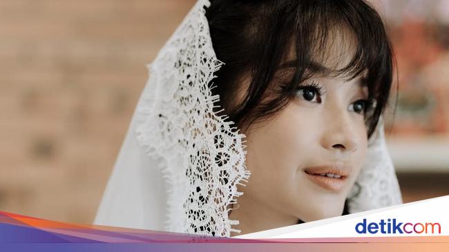Pose Cantik Adira Kania, Putri Ikke Nurjanah Saat Asyik Kulineran