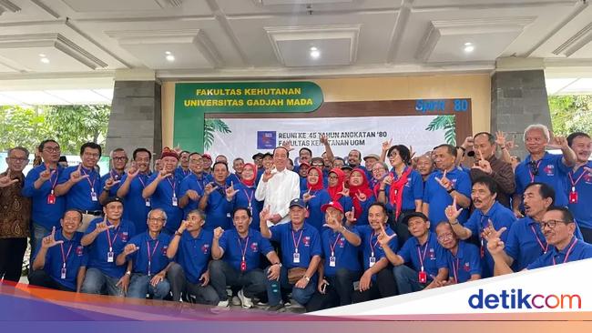 Jokowi Posting Reuni Seangkatan Fakultas Kehutanan UGM: Spirit 80 Terus Relevan