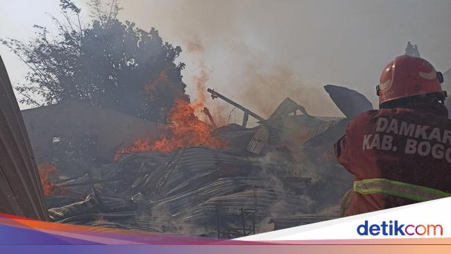 Gudang Penyimpanan Barang Bekas di Bogor Terbakar, Diduga Korsleting Listrik
