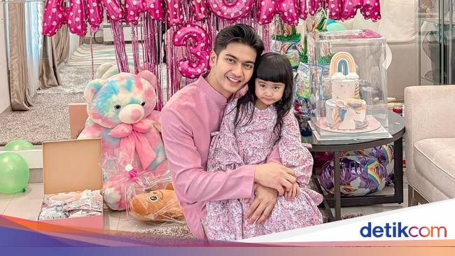 Doa Menyentuh Teuku Ryan Untuk Moana yang Ultah Ketiga