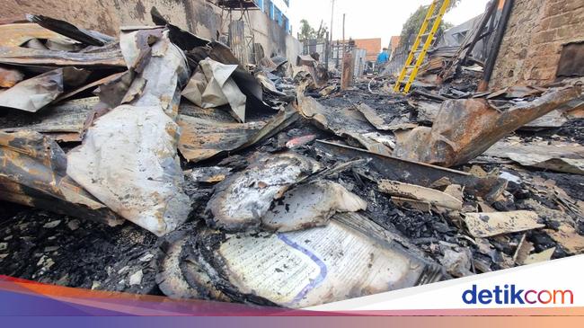 Warga Panik Selamatkan Barang-Kendaraan dari Kebakaran di Lenteng Agung