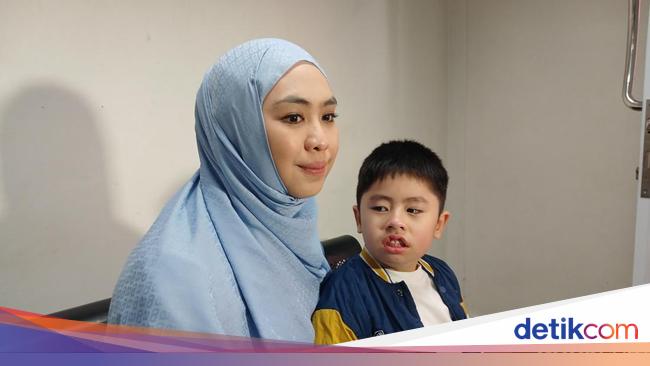 Oki Setiana Dewi Terharu Anak yang Idap Sindrom Prader-Willi Bisa Al-Fatihah