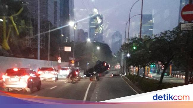 Polisi Periksa Sopir Mobil yang Tabrak Separator Busway di Jl Gatsu Jaksel