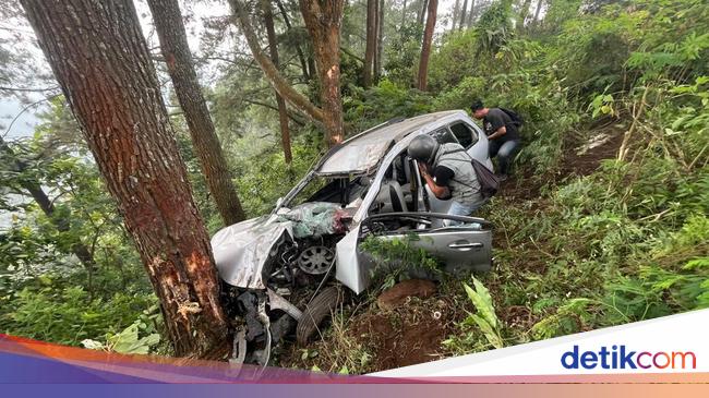 Avanza Isi 6 Wisatawan Terjun ke Jurang, Satu Korban Meninggal Dunia