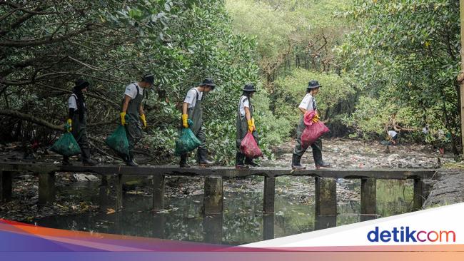 Peringati Hari Sungai, BRI Bersihkan Tukad Badung Bareng Warga