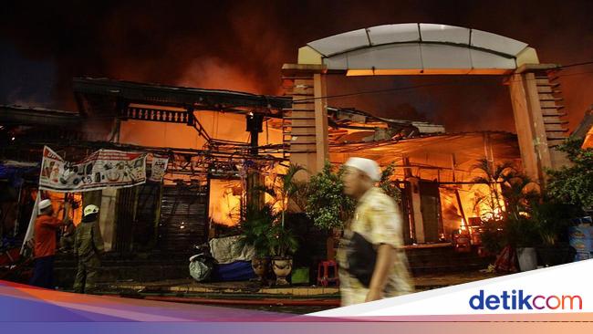 Hampir Seluruh Kios Taman Puring Terbakar: Toko Sepatu hingga Pakaian