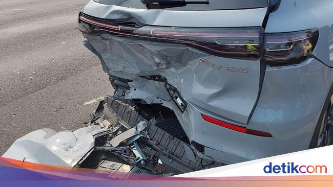 Geely EX5 Ringsek usai Terlibat Kecelakaan Beruntun, Bemper Belakang Lepas