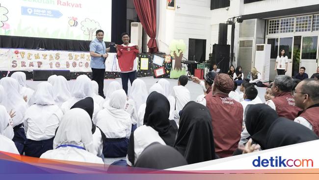 Seskab Teddy Ajak Siswa SR Lihat Paskibraka di Istana-Beri Jersey Timnas
