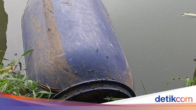 Momen Evakuasi Mayat Wanita Membusuk di Sungai Cisadane, Tong Digergaji