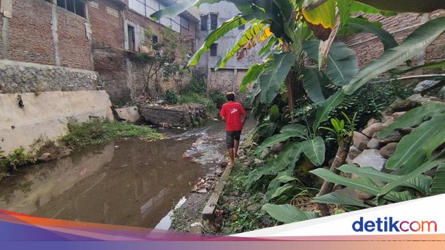 Viral Siswi SD Semarang Berangkat Lewat Sungai gegara Akses Rumah Ditutup
