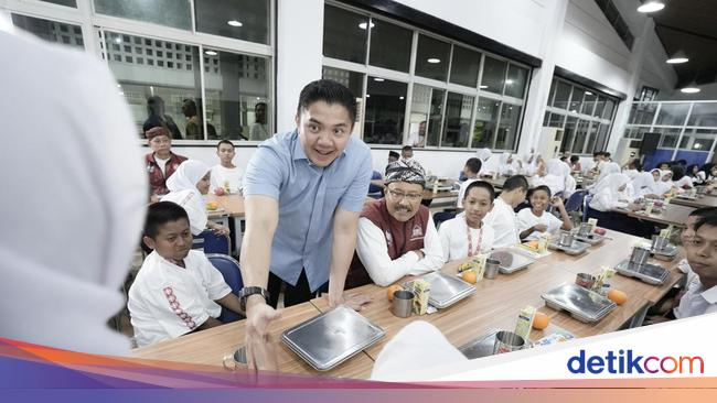 Seskab Teddy Makan Malam Bareng-Tonton Pentas Seni Sekolah Rakyat Bogor