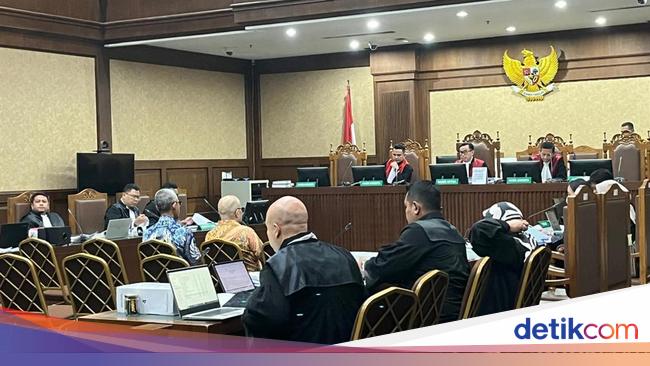 WA 'Mr K' Dibuka di Sidang, Eks Dirut Taspen Ngaku Serba Salah Menjawab