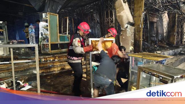 Polda Metro Bantu Pedagang Evakuasi Barang di Pasar Taman Puring
