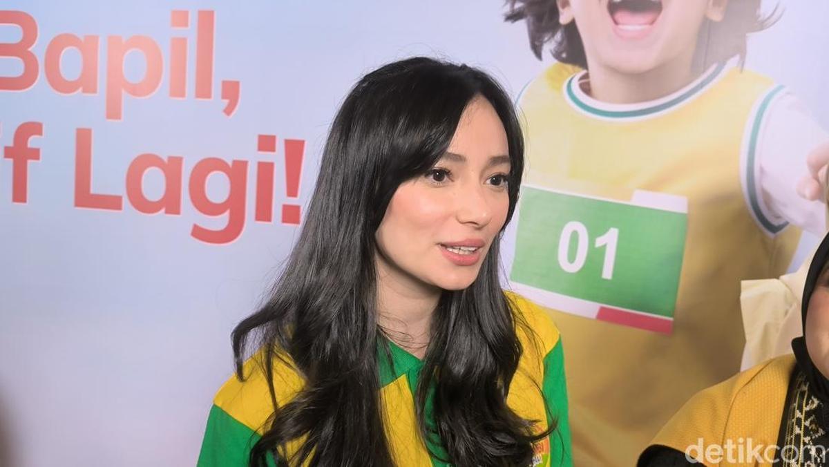Parenting ala Asmirandah, Tak Mau 'Tergocek' Medsos untuk Kesehatan Anak