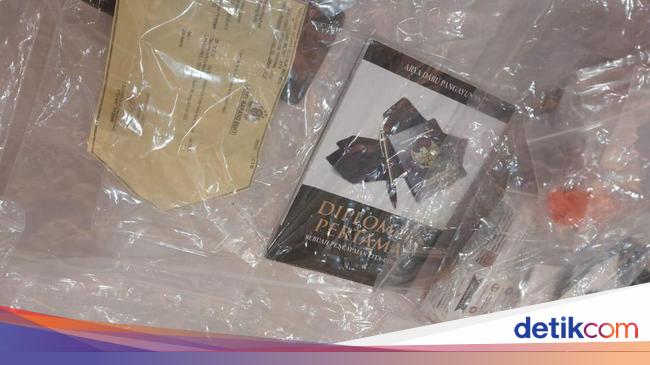 Ada Buku Karangan Diplomat Kemlu di Deretan Barang Bukti Kasus Kematian