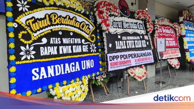 Prabowo hingga Sandiaga Kirim Karangan Bunga ke Rumah Duka Kwik Kian Gie