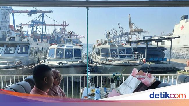 Viral! Spot Bengong Menatap Kapal-kapal Besar di Utara Jakarta