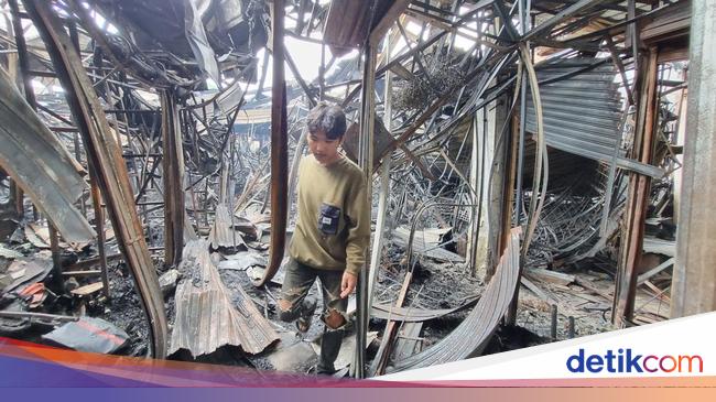 Pedagang Ini Cerita Detik-detik Selamat dari Kebakaran Besar Taman Puring