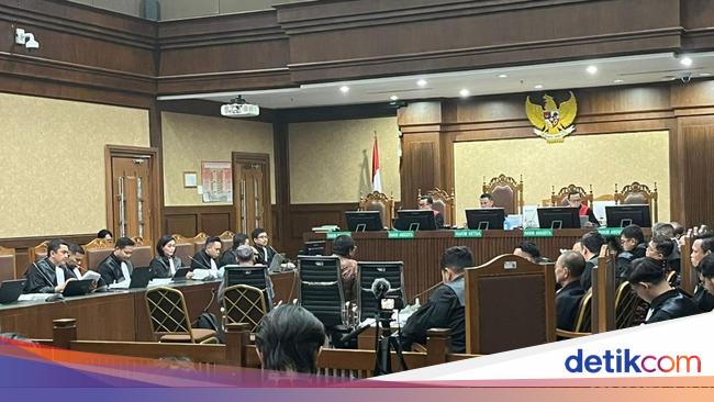Hotman Paris Tak Terima Ditertawakan Saat Singgung Tom Lembong di Sidang