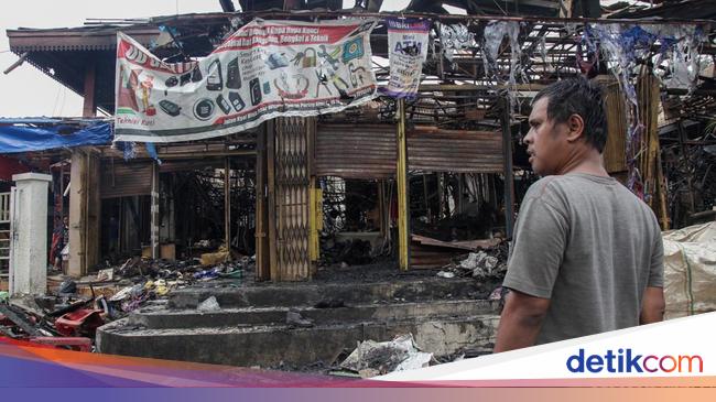 Penjual Siram Air-APAR saat Kebakaran Taman Puring tapi Api Terlalu Besar