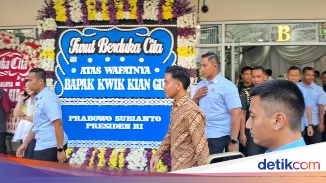 Berbatik, Gibran Sambangi Rumah Duka Kwik Kian Gie