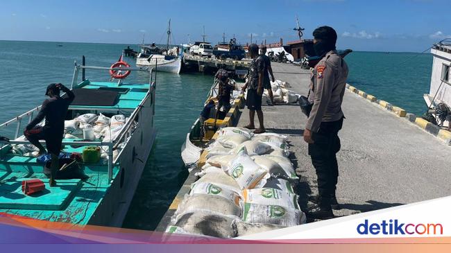 Kapal Muat Beras Bantuan Bulog 27 Ton Kandas di Perairan Madura