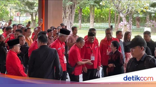 Megawati Tiba di Arena Bimtek PDIP, Puan hingga Ahok Menyambut